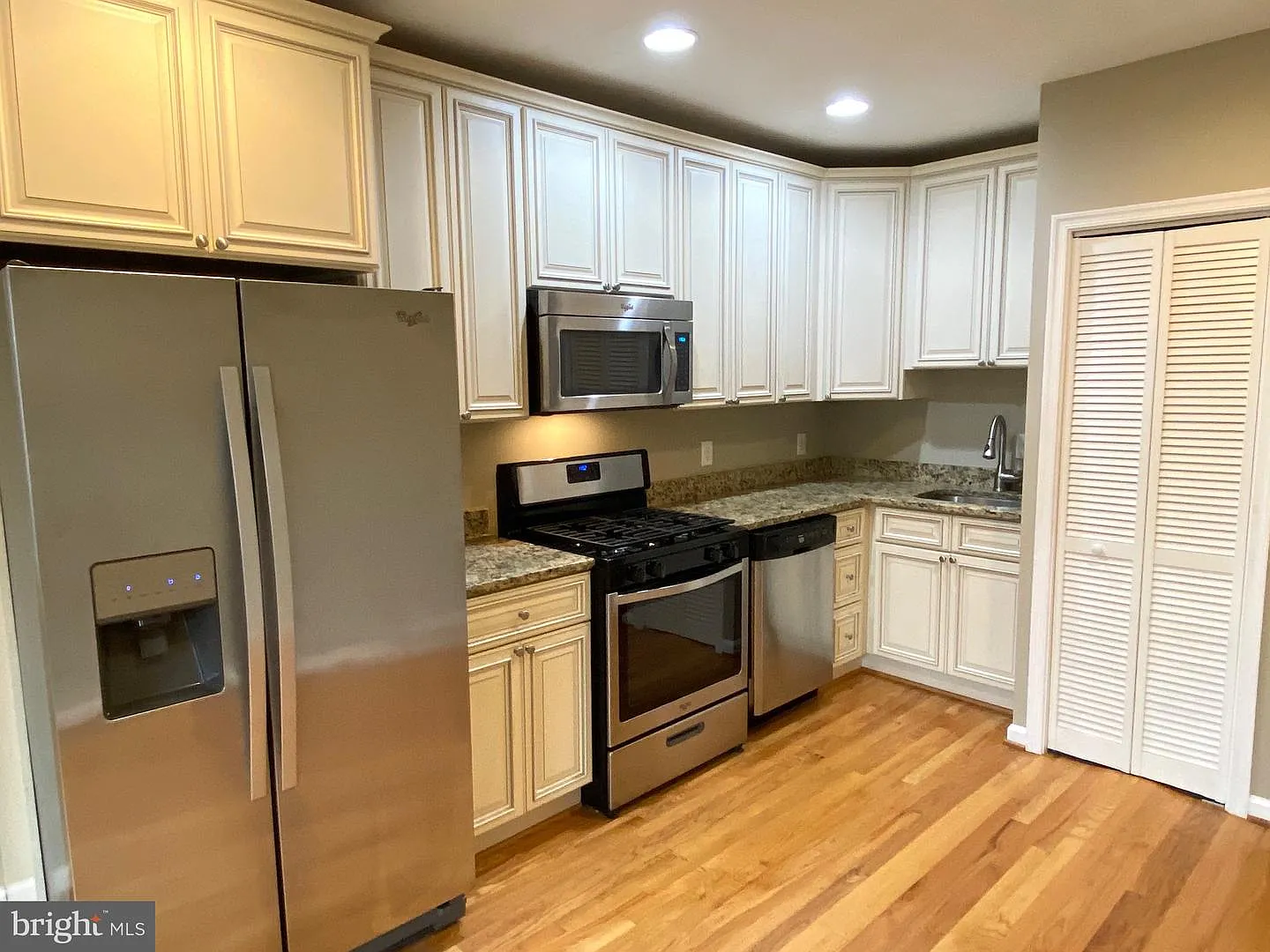 2 bed, 700 sqft, $2,750 — Photo 2