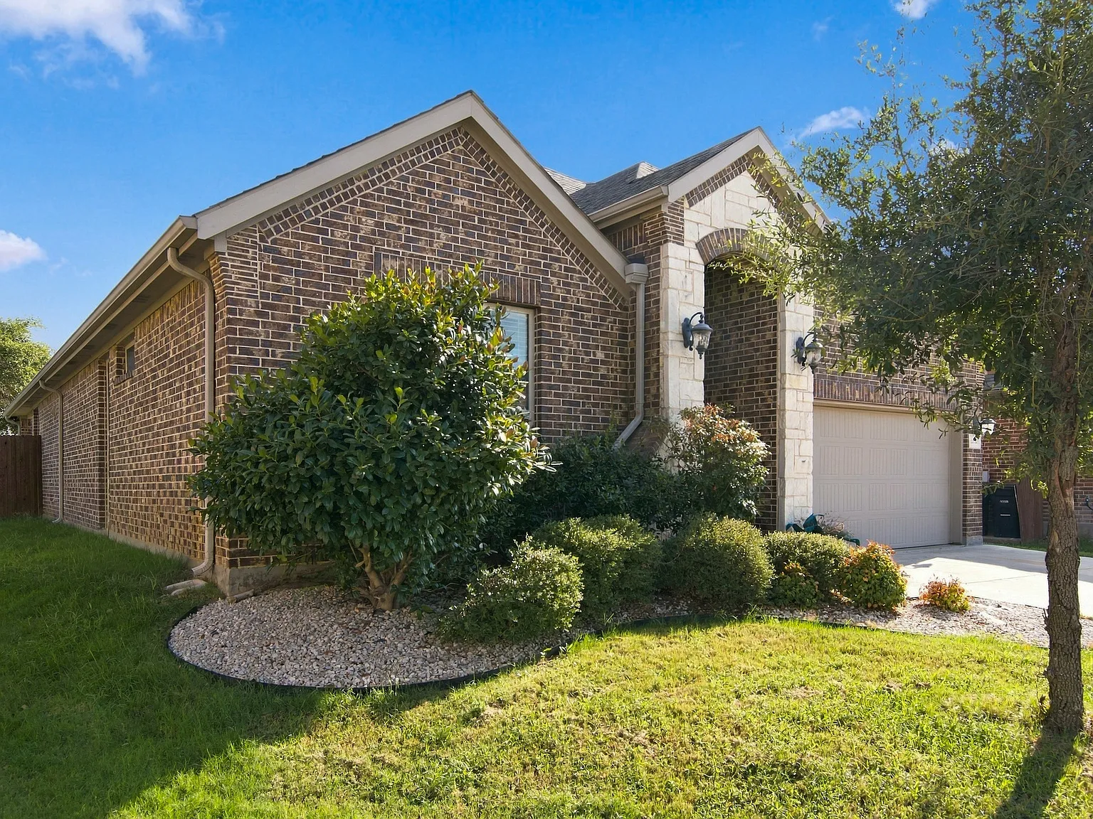 4 bed, 2035 sqft, $2,800 — Photo 3