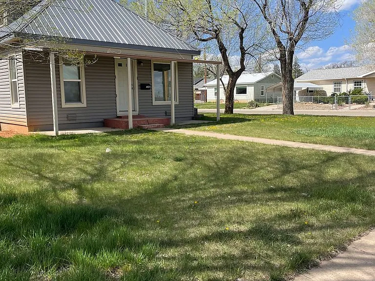 401 E Arbecam Ave — Photo 2