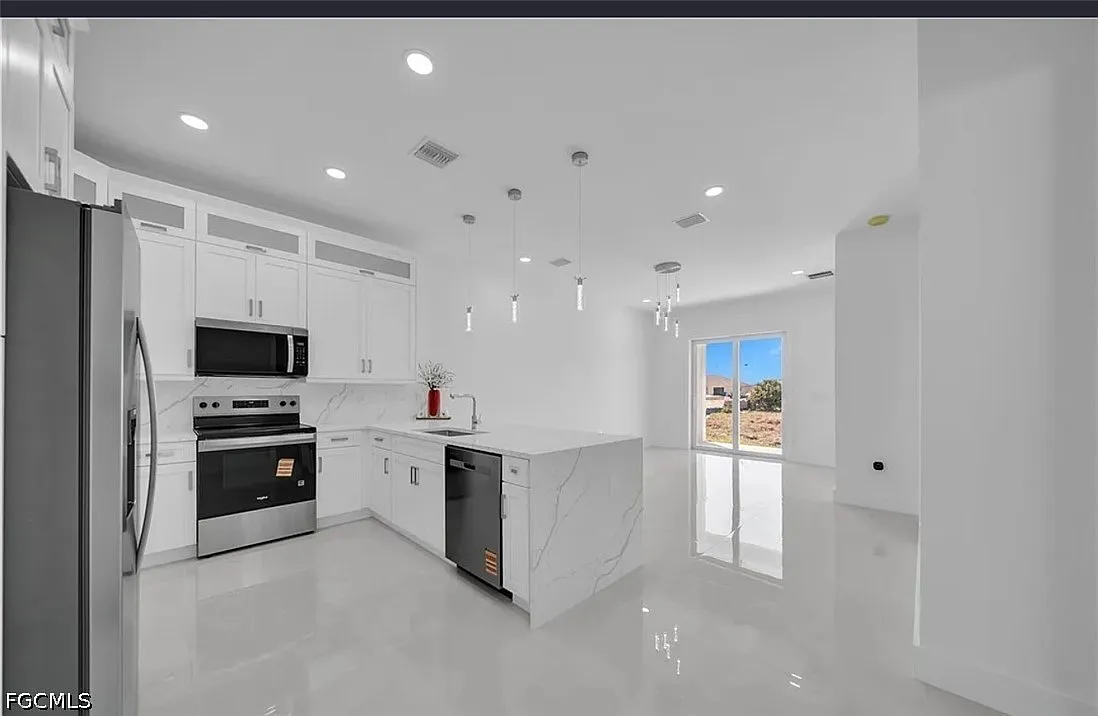 3 bed, 2.0 bath, 1200 sqft, $1,900 — Photo 3