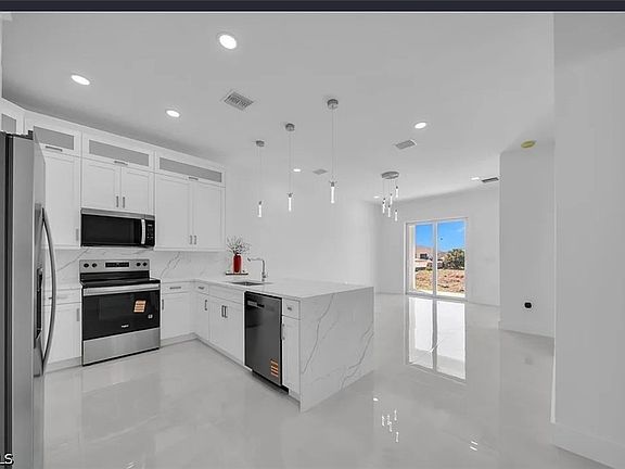3rd image of 320 Poplar St