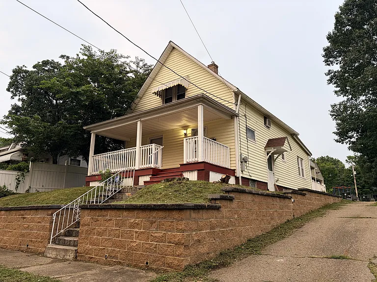 1412 Miami Ct NE — Photo 2