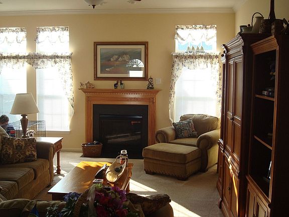 2nd image of 8 Applewood Ln