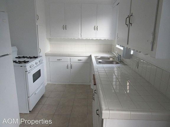 3rd image of 228 S Mariposa Ave APT 4