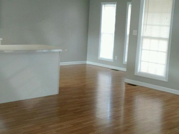 4th image of 320 Country Club Ln