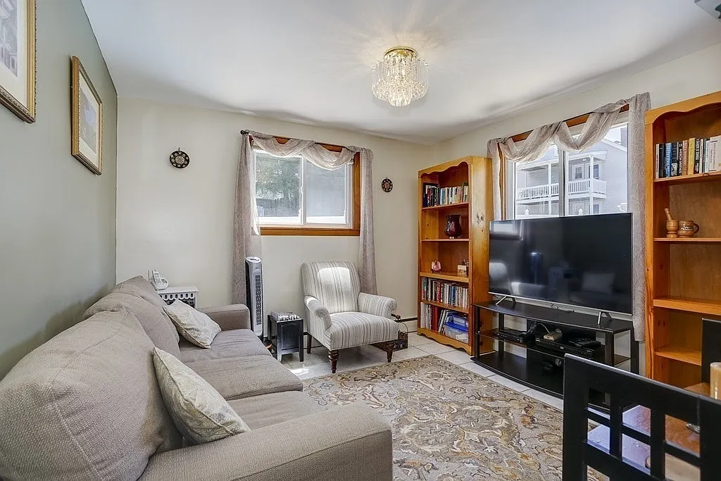 10 Greenbrook Rd — Photo 1