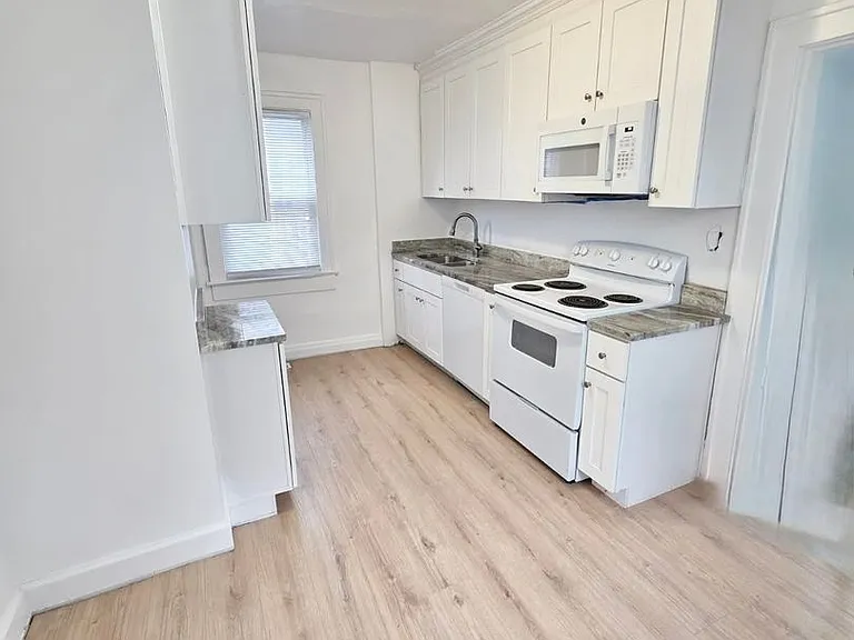 829 43rd St — Photo 3