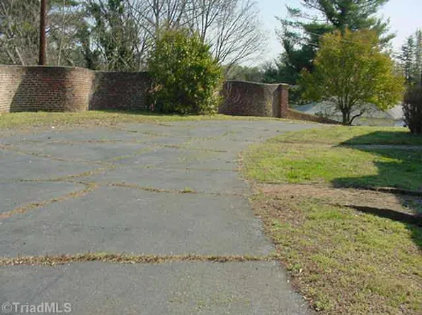 2021 New Walkertown Rd, Winston Salem, NC 27101