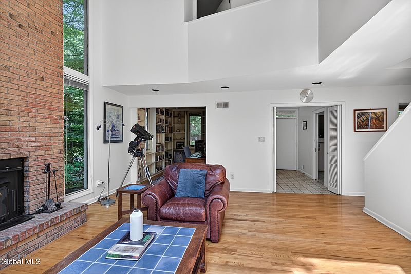 5th image of 876 Heather Lane