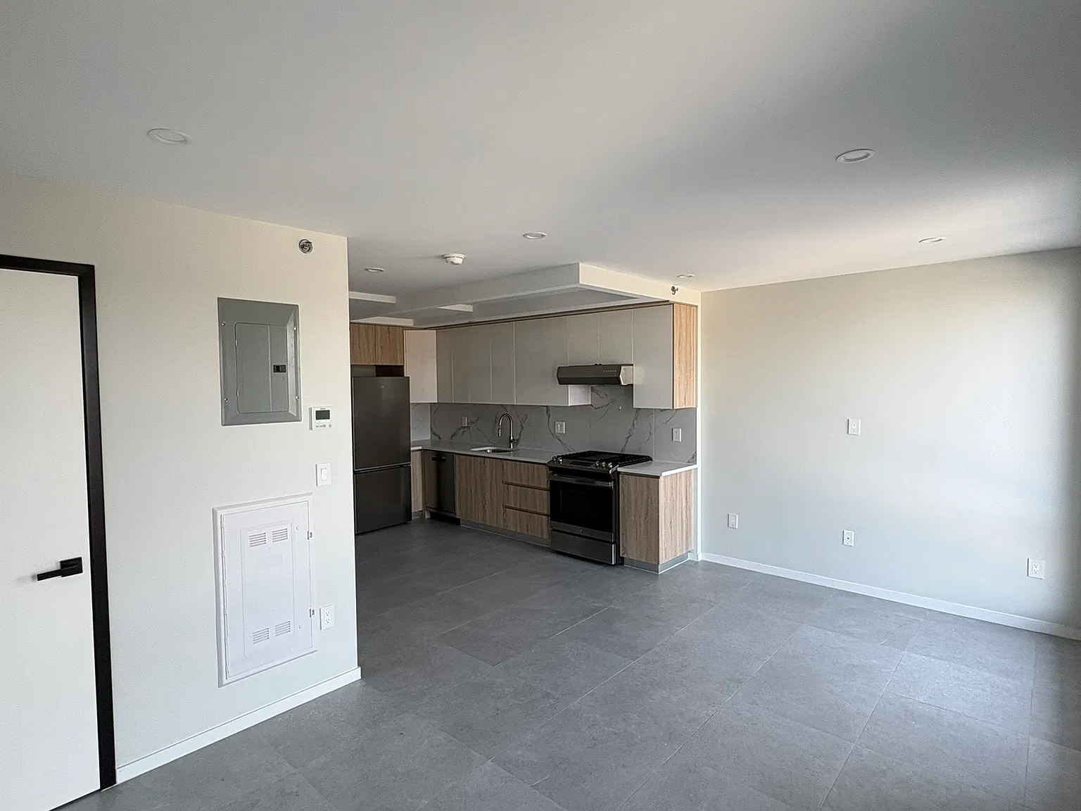 13277 Metropolitan Ave — Photo 1