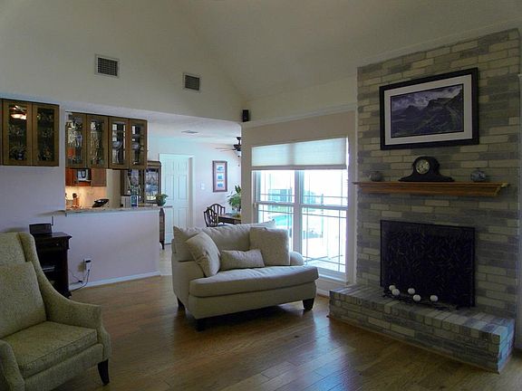 5th image of 8222 Riverglade Dr