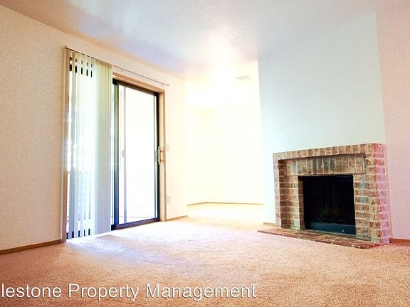 5th image of 1118 NE 105th St APT 33