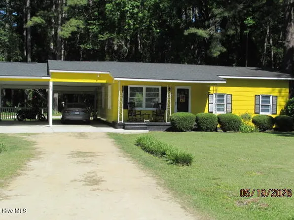 584 N 3rd Street, Saint Pauls, NC 28384