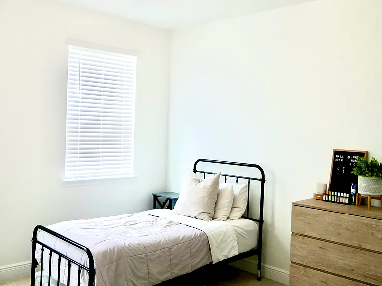 Twin bedroom