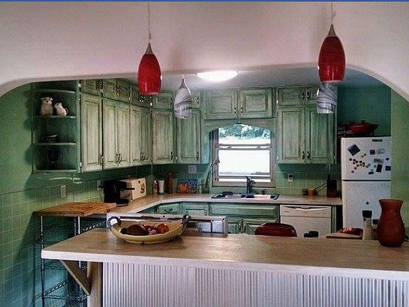 Breakfast bar & open kitchen