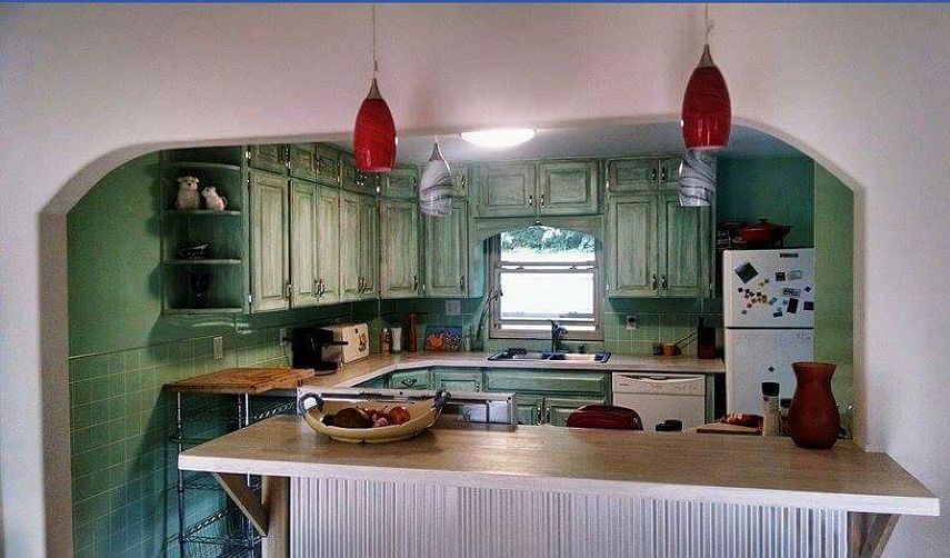 Breakfast bar & open kitchen