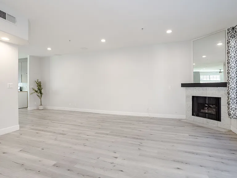 18347 Saticoy St #28 — Photo 12