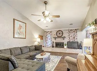 908 Cooper Ln — Photo 3