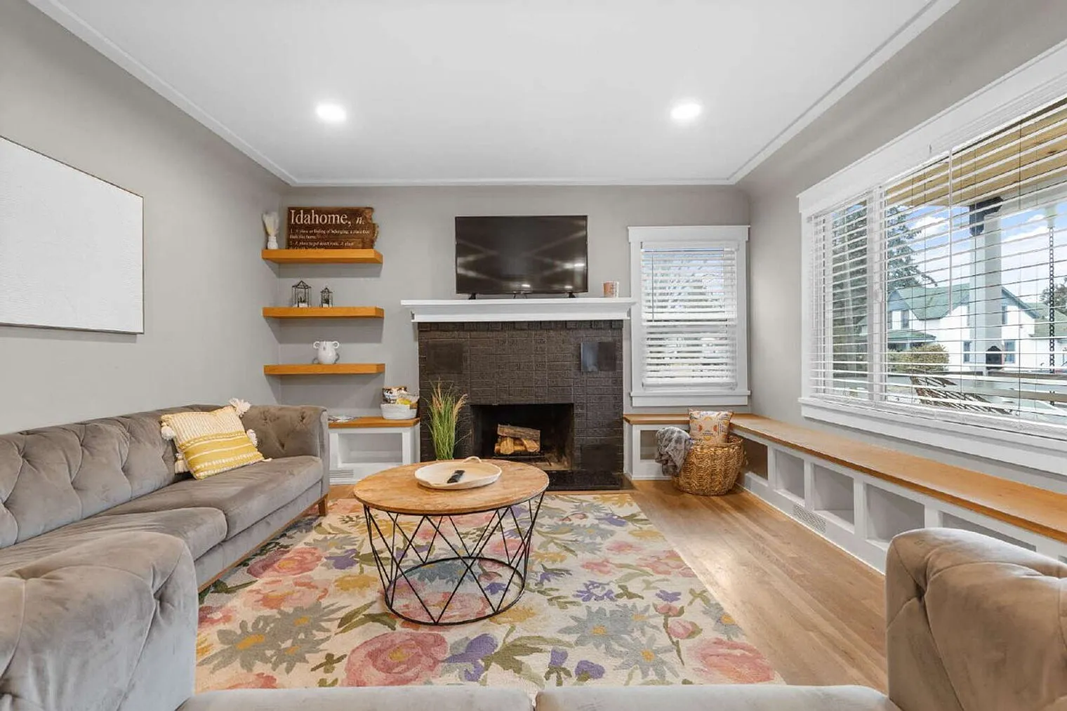 4 bed, 2.0 bath, 1582 sqft, $3,930 — Photo 2