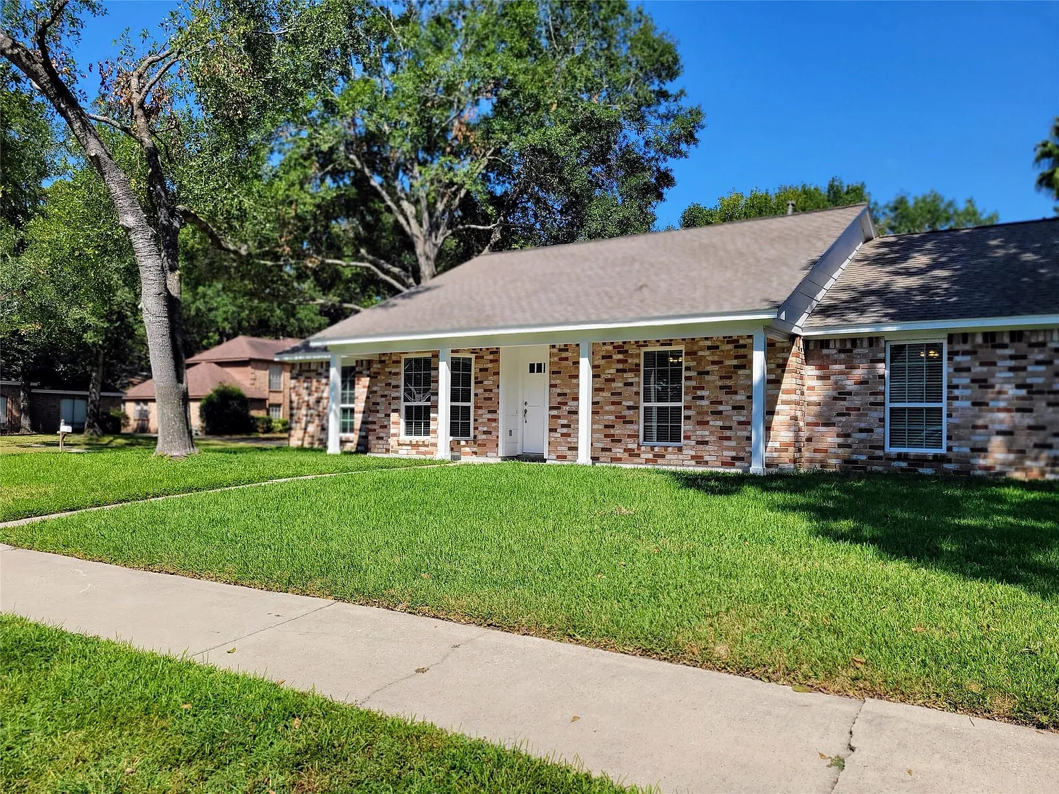 3 bed, 2.0 bath, 2003 sqft, $2,200 — Photo 3