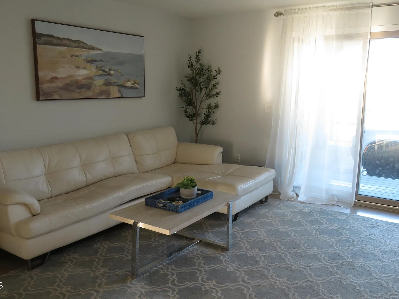 6 bed, 4000 sqft, $12,000 — Photo 2