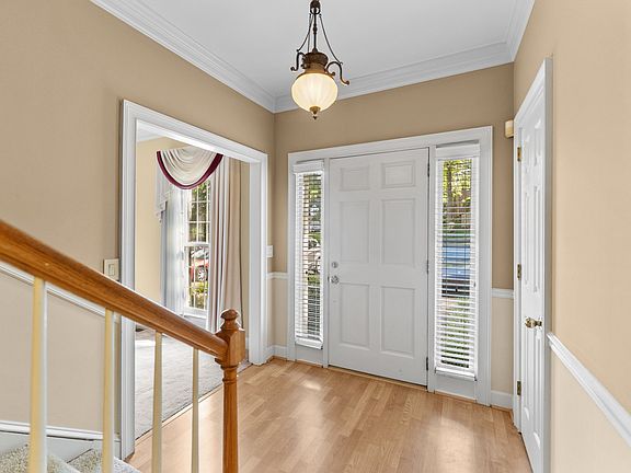 5th image of 601 Glenn Cir