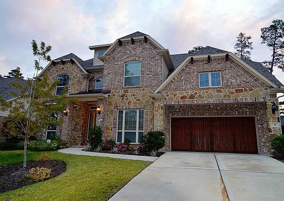 Welcome home!  A double wide driveway and 2 car garage makes parking a breeze.