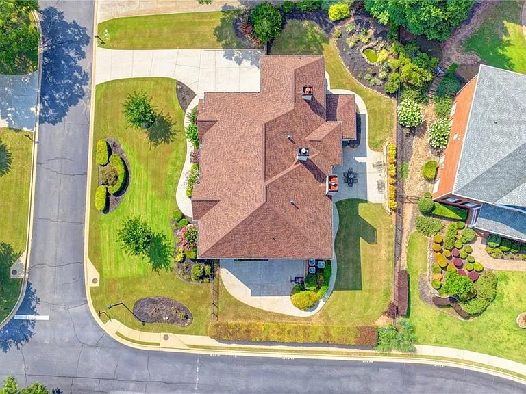 8910 Pinehurst Cv — Photo 114