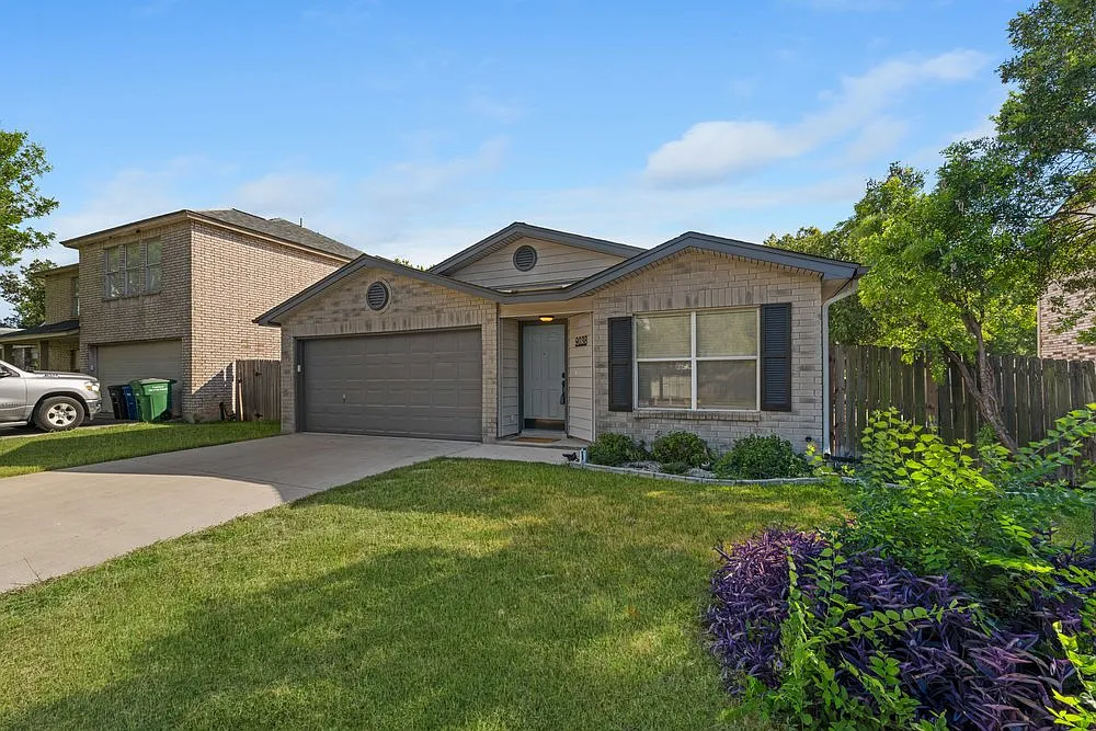 Inviting 3-Bed Home with Pool, Tennis, and Private Patio in San Antonio 9038 Roquefort — Photo 2
