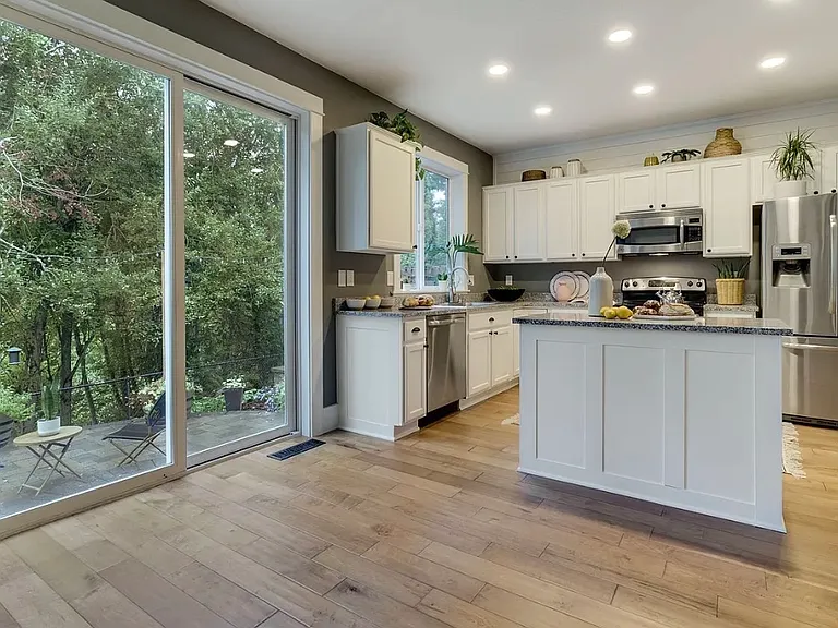 1645 NW 9th Ave — Photo 14