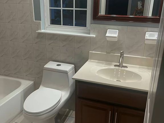 5th image of 918 Emma St Floor 2