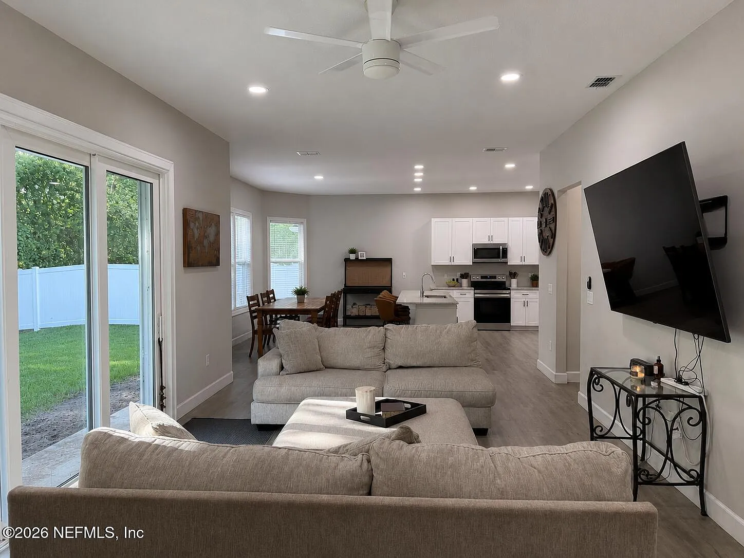 3 bed, 2.0 bath, 1975 sqft, $2,200 — Photo 4