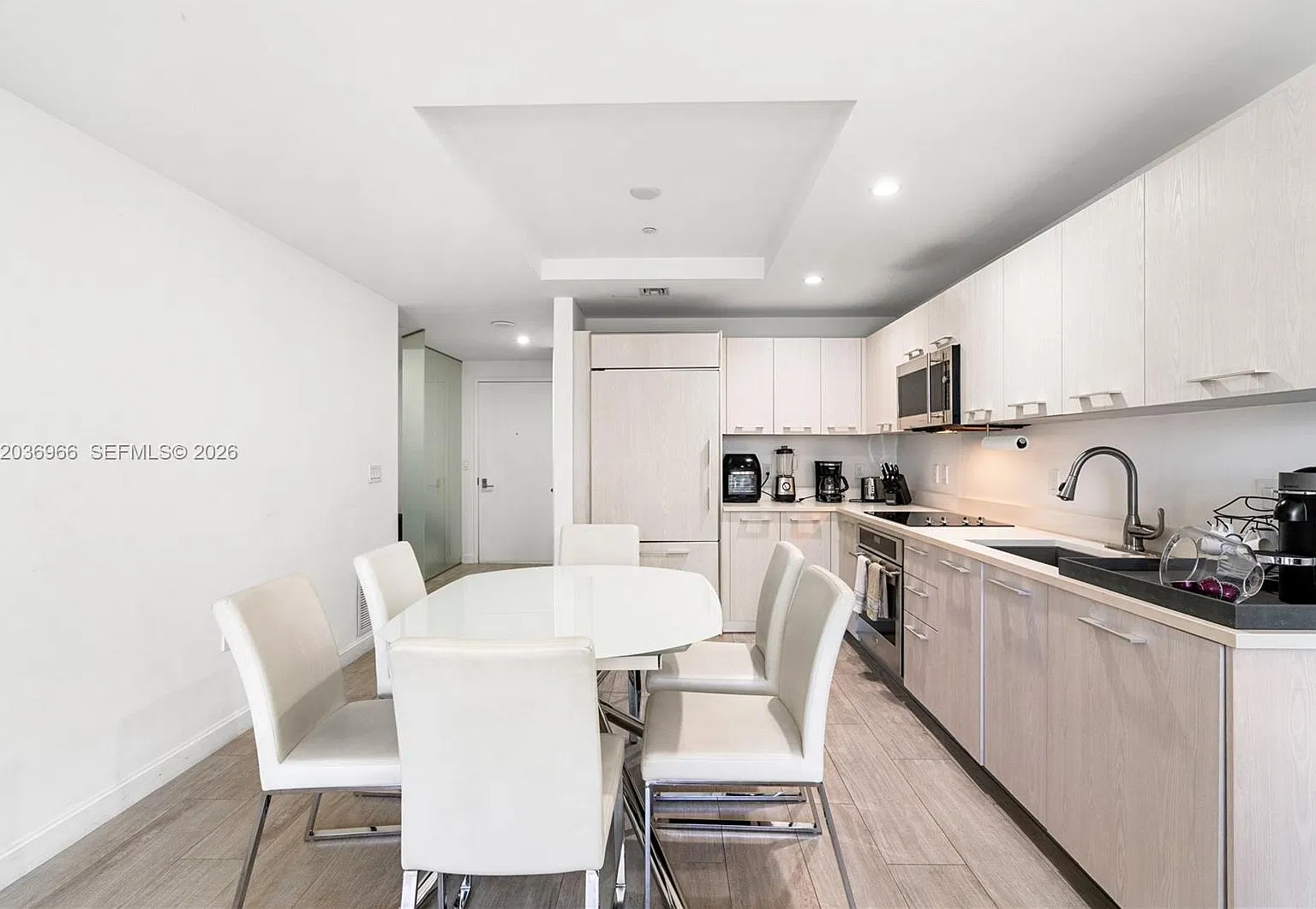 2 bed, 851 sqft, $4,350 — Photo 4