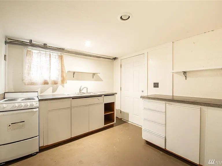 715 S J St — Photo 16