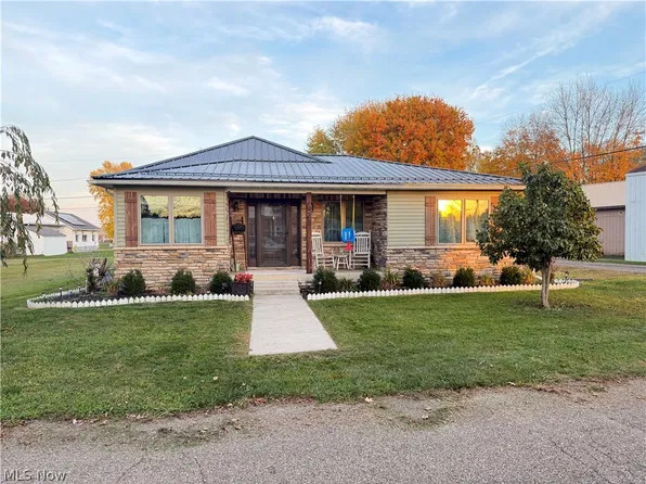429 Dewey Ave, Newcomerstown, OH 43832