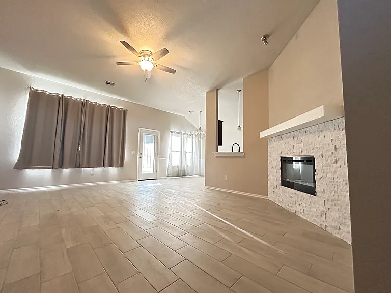 1920 E View Dr — Photo 2