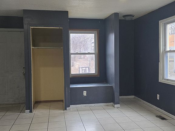 3rd image of 896 Duchess St #1