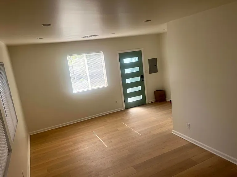 5724 & 5726 Lemona Ave — Photo 3