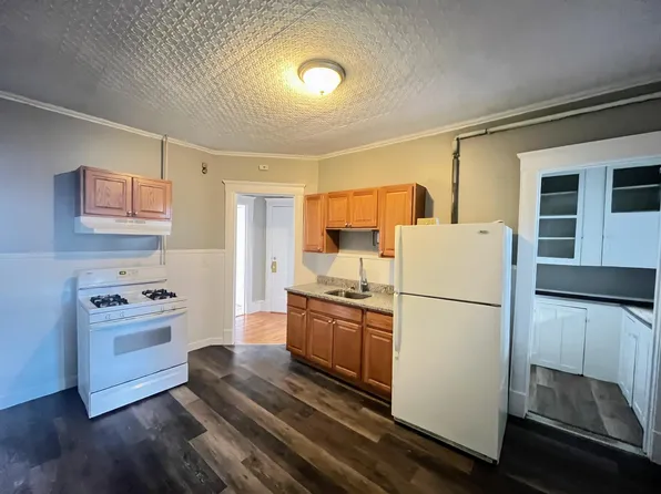 146 Pearl St APT 2R, Holyoke, MA 01040