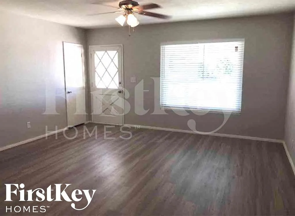 5 bed, 3.0 bath, 1665 sqft, $3,005 — Photo 2