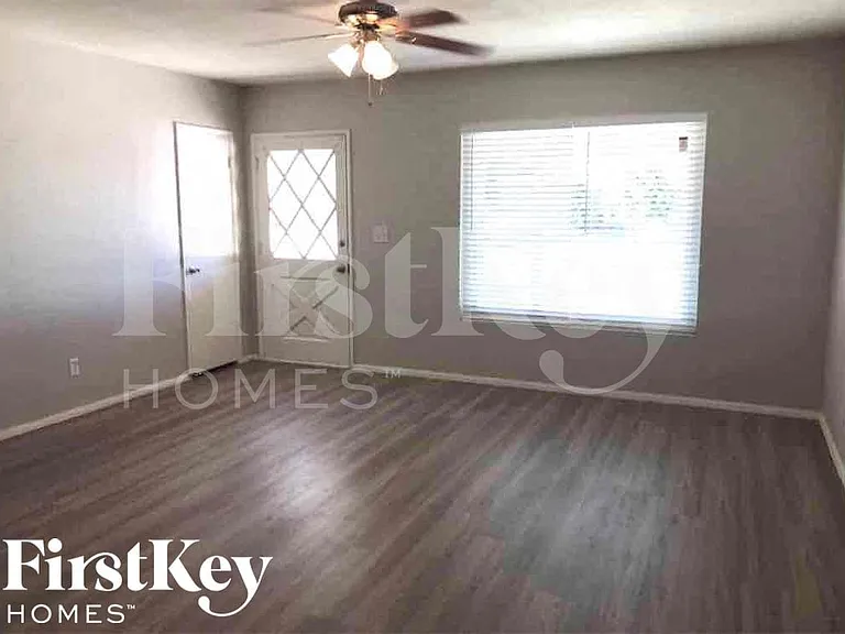 1439 W 7th St — Photo 2