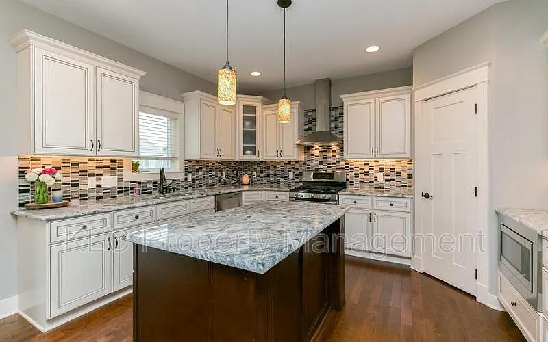 760 NE Traverse Dr — Photo 2