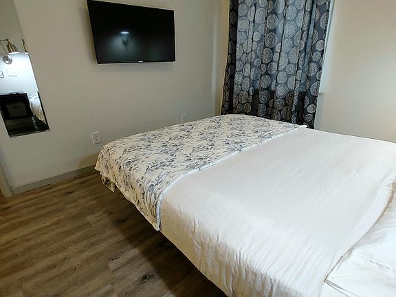 QUEEN BED ADJUSTABLE
