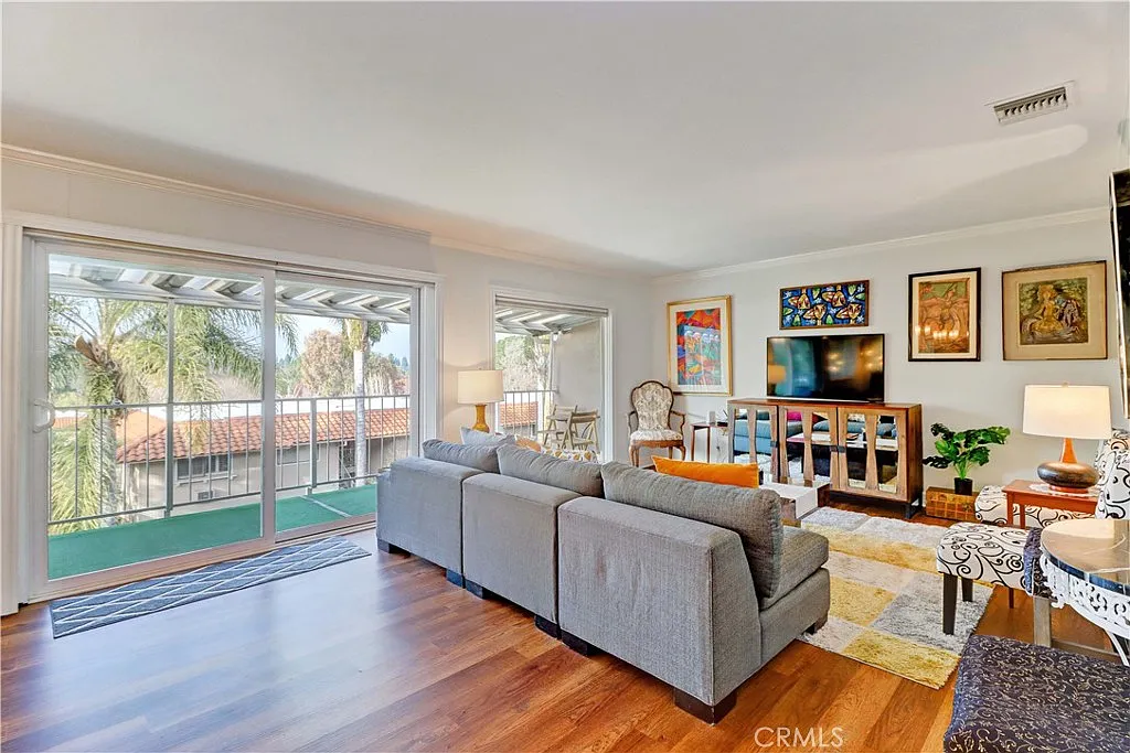 2 bed, 1057 sqft, $3,100 — Photo 2