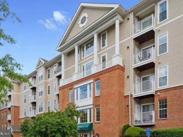 6990 Falls Reach Dr Room 1, Falls Church, VA 22043