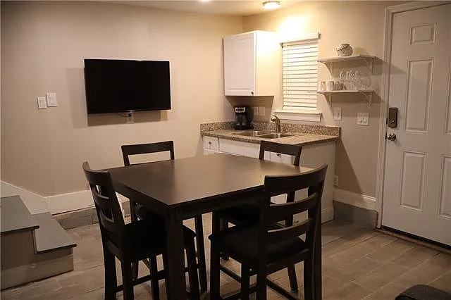 2 bed, 1.0 bath, 675 sqft, $1,200 — Photo 3