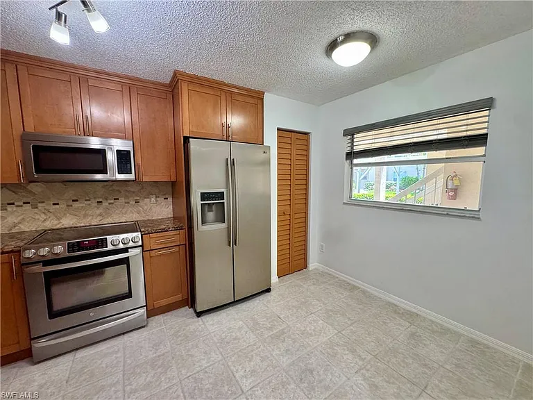 661 Squire Cir #101 — Photo 25