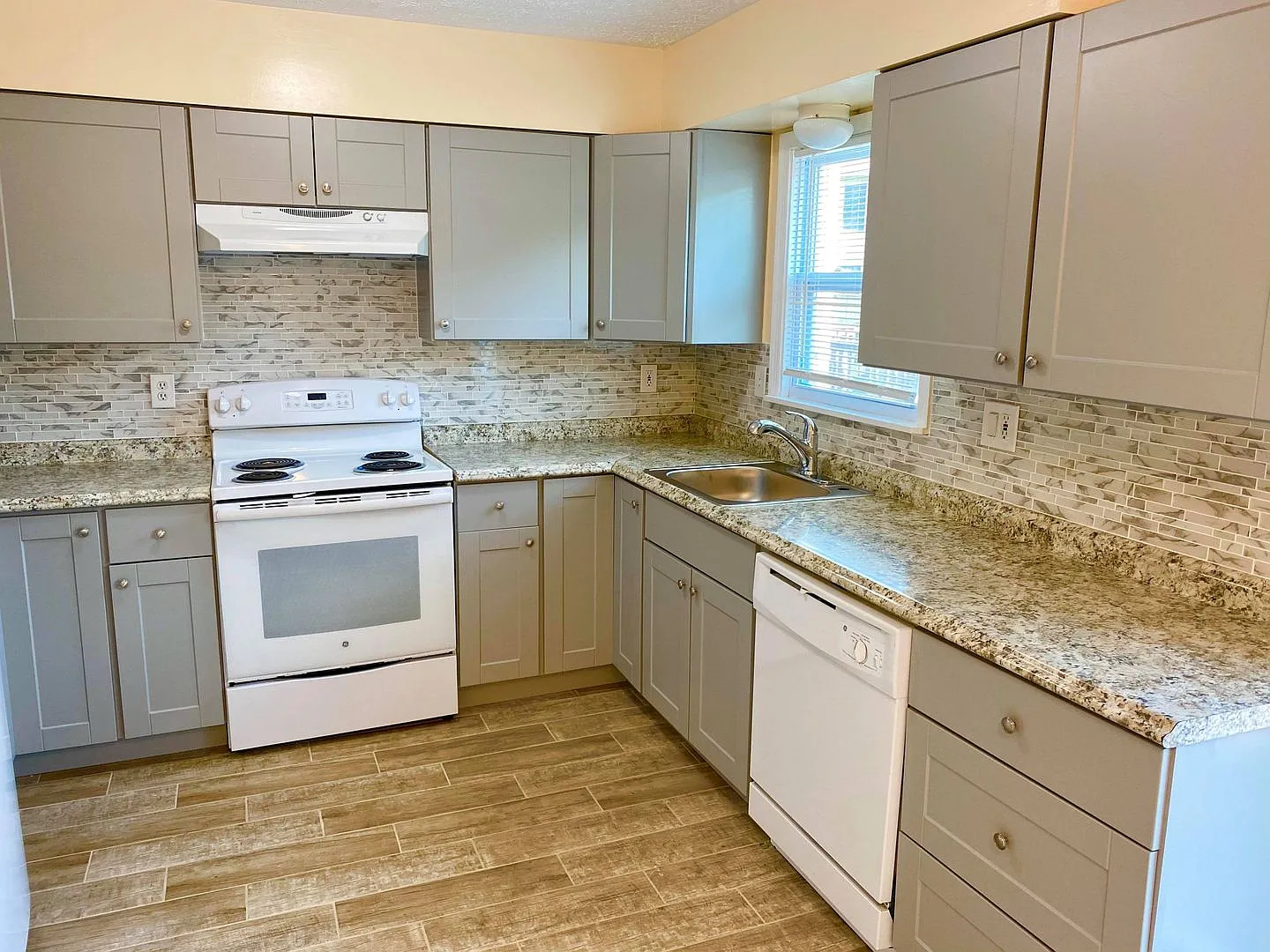 Charming 3BD/2.5BA Townhome with Large Backyard in Windsor Mill, MD! — Photo 3