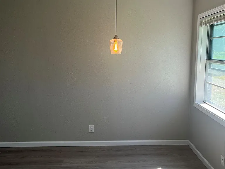 402 Thompson Dr — Photo 11