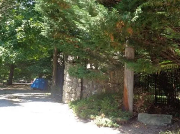 20 Blackmore Ln, East Islip, NY 11730